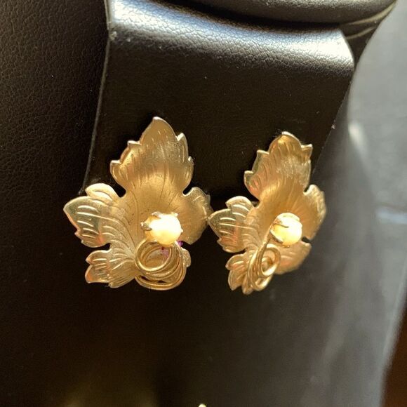 Lovely Vintage Genuine Pearls in Brushed Gold Leaves Brooch n CLIP Earrings Set - Picture 3 of 4